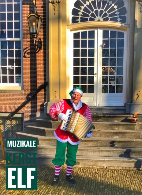 Muzikale Kerst Elf met accordeon Kerst Entertainment op veilige afstand. Live kerstmuziek op kerstmarkt, winkelcentra of bedrijf, binnen de Corona regels