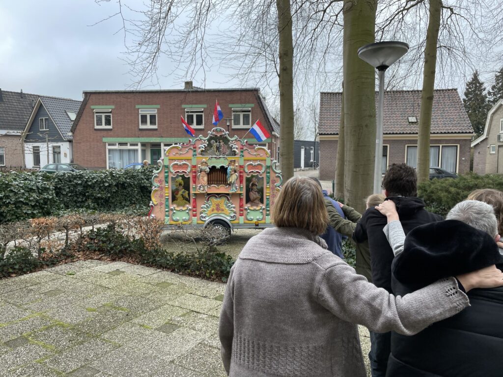 draaiorgel in de tuin bij ipse nieuwkoop